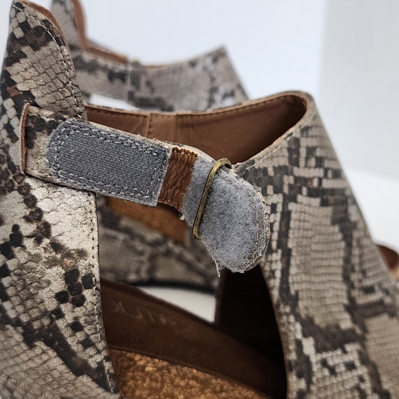 Corkys Brushed Snakeskin Metallic Wedge Sandals NEW - Picture 8 of 11